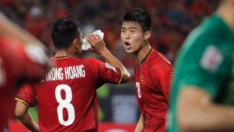Không riêng đội bạn, đàn anh như Trọng Hoàng cũng bị Mạnh lớn tiếng thúc giục khi trận đấu đang đến hồi gay cấn cơ mà!