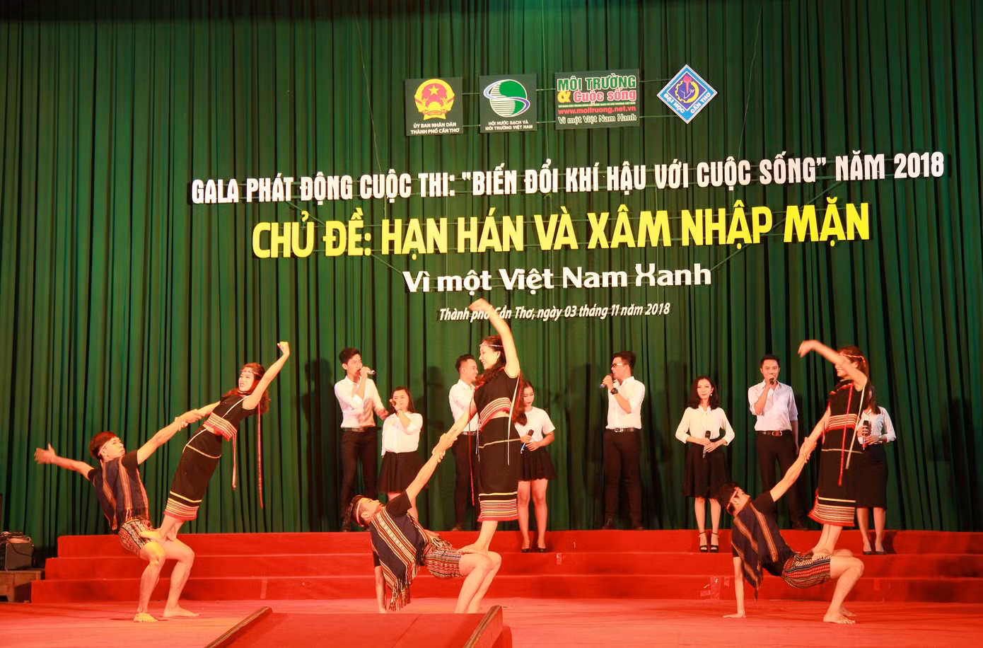 Những tiết mục văn nghệ hấp dẫn đến trong buổi lễ phát động cuộc thi.