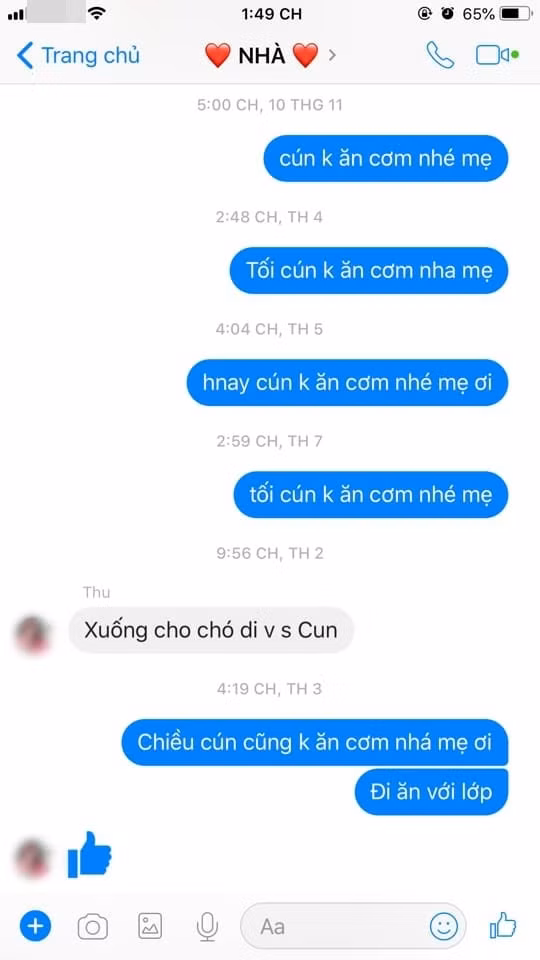 Chỉ những khi cần dắt chó đi vệ sinh, mẹ mới nhớ đến mình... Buồn một nhịp!