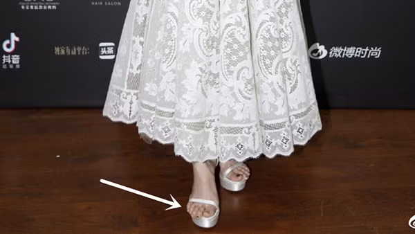 Thậm chí stylist của Ngô Cẩn Ngôn còn làm việc lơ là đến mức để cô đi một đôi sandal quá chật, khiến ngón chân vì thừa hẳn ra ngoài dép.