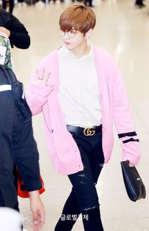 Phong cách yêu thích của Kang Daniel là diện đồ nhiều lớp với phong cách trẻ trung, phóng khoáng chứ không cầu kỳ, nhưng vẫn vô cùng thời trang và đẹp mắt.
