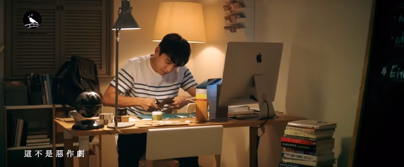 Để dạy Viên Tương Cầm học, Giang Trực Thụ đã cất công cắt dán và dựng mô hình quán sushi mà gia đình cô nàng đang mở bán.