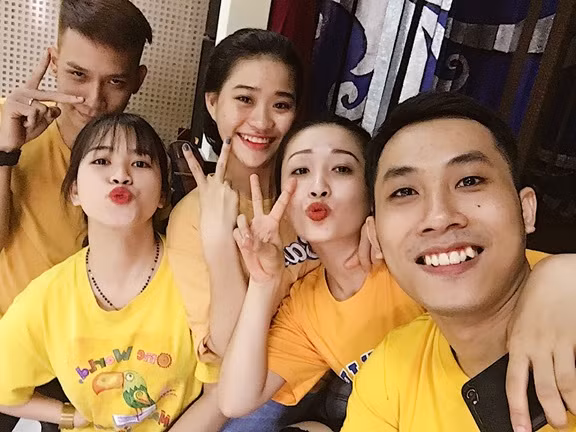 Hưởng ứng trào lưu, nhiều bạn trẻ đã mặc trang phục tone vàng tạo dáng cực chất…