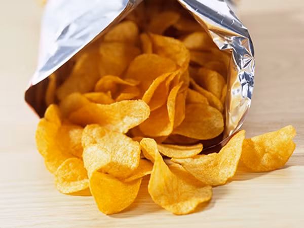 Rất nhiều bạn muốn ăn khoai tây chip hoặc bim bim vào thời điểm trước hoặc trong kỳ nguyệt san.