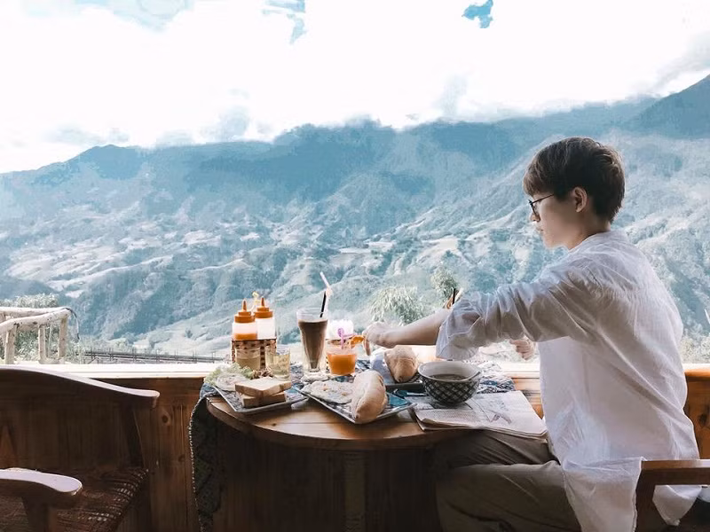 Cậu bạn chia sẻ: "Cảm giác mỗi sáng bạn được thức dậy trên mây, tạm gác lại mọi công việc để tận hưởng không khí hơi se se lạnh và hoà mình vào núi rừng hùng vĩ thật tuyệt".
