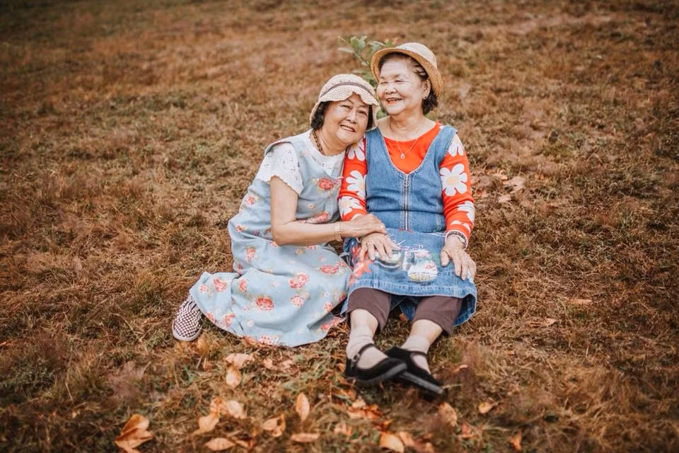Nụ cười và ánh mắt chứa đầy hạnh phúc của cụ bà khiến ai ngắm cũng thấy vui lây.