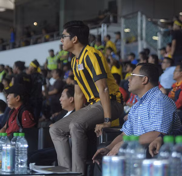 Syed Saddiq ra sân cổ vũ cho đội tuyển bóng đá Malaysia.
