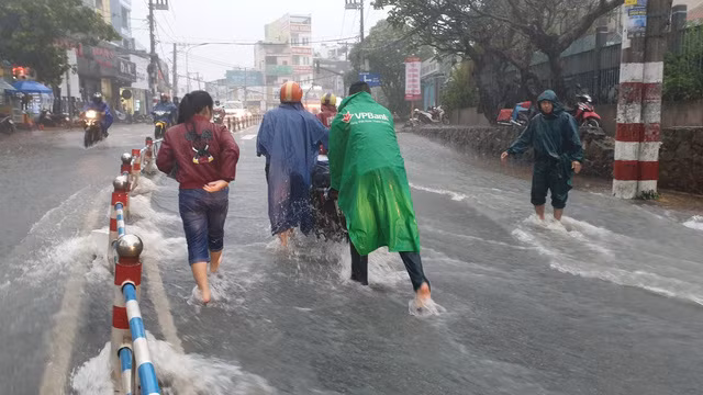 Nước chảy cuồn cuộn trên đường Tô Ngọc Vân