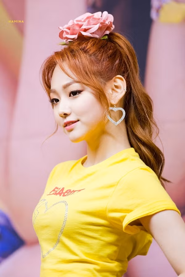 Từ ngày giảm cân thành công, Mina (Gugudan) cũng thăng hạng nhan sắc. Cô nàng đã tự tin buộc tóc đuôi ngựa, nhưng vẫn không quên để hai lọn mái giúp khuôn mặt nhìn nhỏ nhắn hơn.