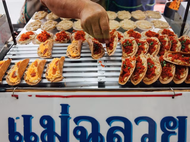 Người dân khắp nơi trên thế giới ăn lót dạ món gì khi chưa tới bữa? ảnh 13