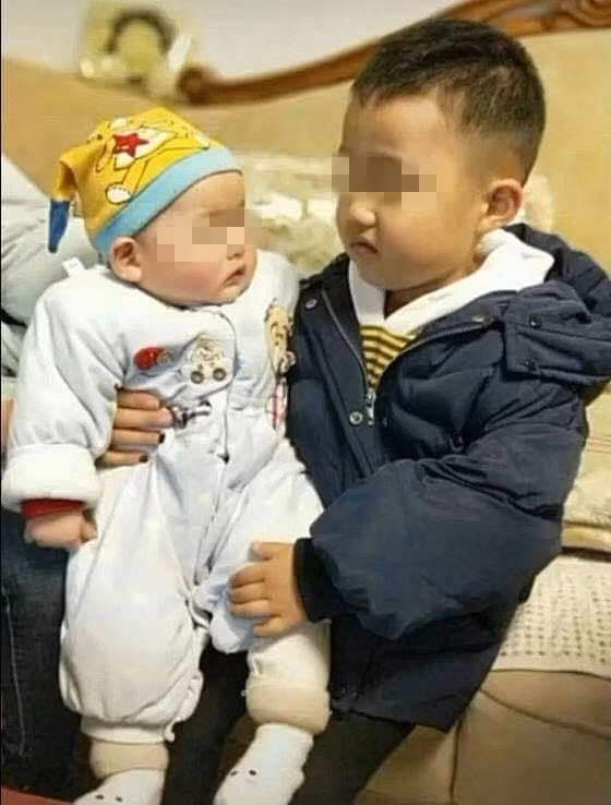 Ngủ thì không chịu ngủ, còn bắt anh đây bế trên tay, anh lườm cho "tóe khói".