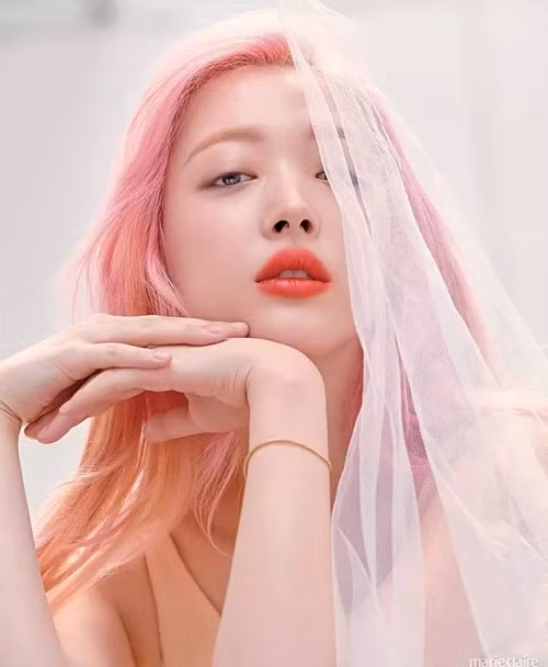 Kiểu đánh son làm mờ viền môi ảo diệu giúp Sulli thêm ngọt ngào.