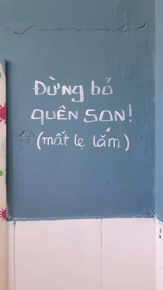 Phải chăng chủ quán thường bị như vậy nên phải nhắc khách nhà mình đừng quên son.