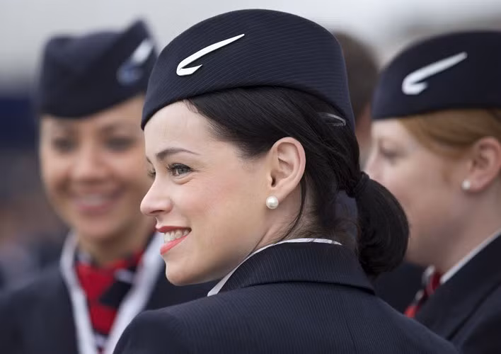Nụ cười dễ mến của nữ tiếp viên British Airway (Anh).