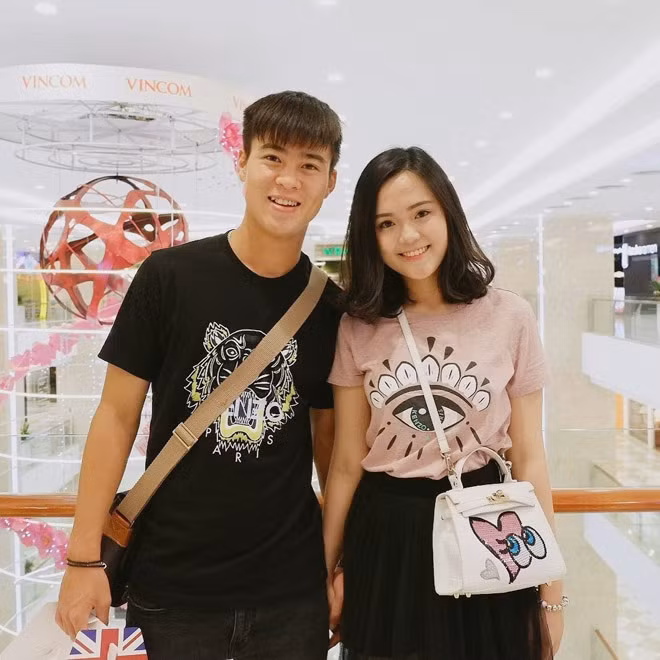 Mỗi lần thi đấu xa nhà, Duy Mạnh luôn được bạn gái quan tâm chu đáo.