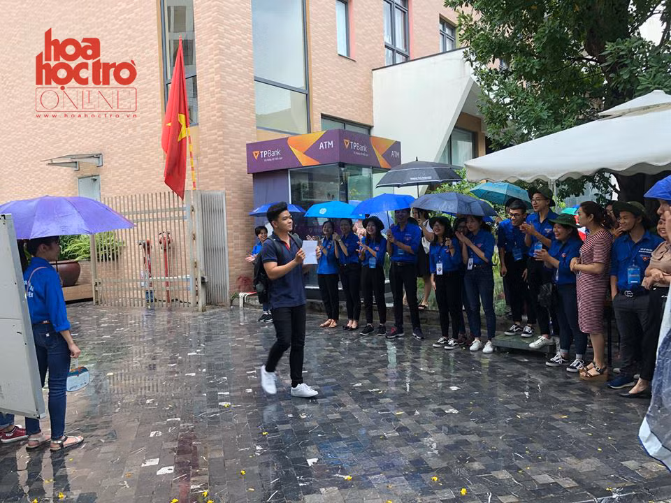 Đội ngũ sinh viên tình nguyện vẫn luôn túc trực để giúp đỡ và cổ vũ thí sinh. (Ảnh: Linh Triết)