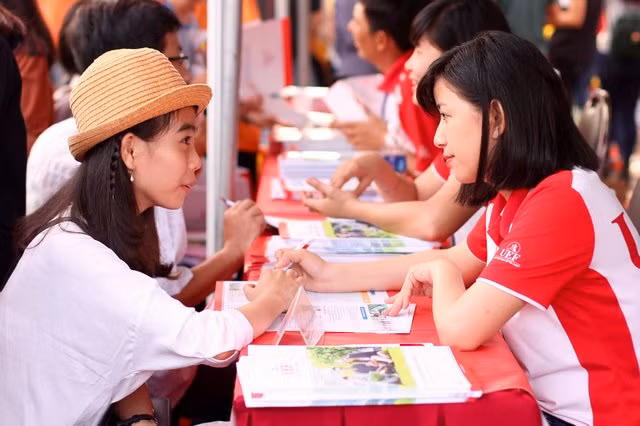 Chơi gì cuối tuần: Nghe tư vấn chọn trường Đại học, xả street với tranh sơn dầu ảnh 1 Chơi gì cuối tuần: Nghe tư vấn chọn trường Đại học, xả street với tranh sơn dầu ảnh 1