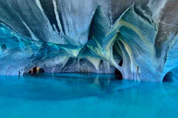 Hang đá cẩm thạch ở Chile.
