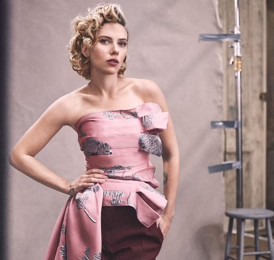 Scarlett Johannson quyến rũ và cá tính.