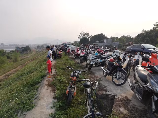 Rất đông người dân theo dõi công tác tìm kiếm các nạn nhân.