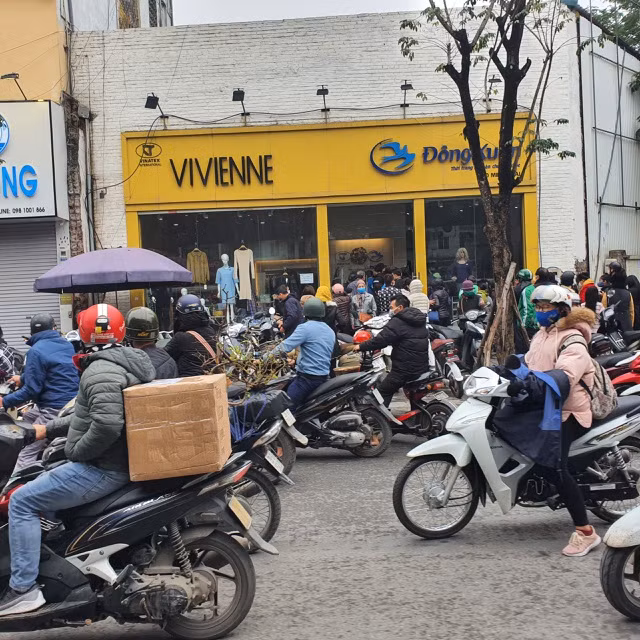 Nhiều con phố nơi có bán khẩu trang cũng gặp tình trạng tương tự.