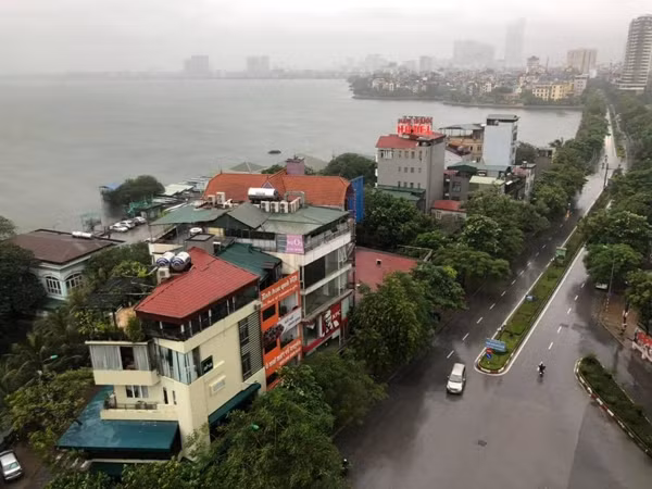 Hà Nội mưa trắng trời do ảnh hưởng từ cơn bão số 3. (Ảnh: Minh Khai Nguyen)