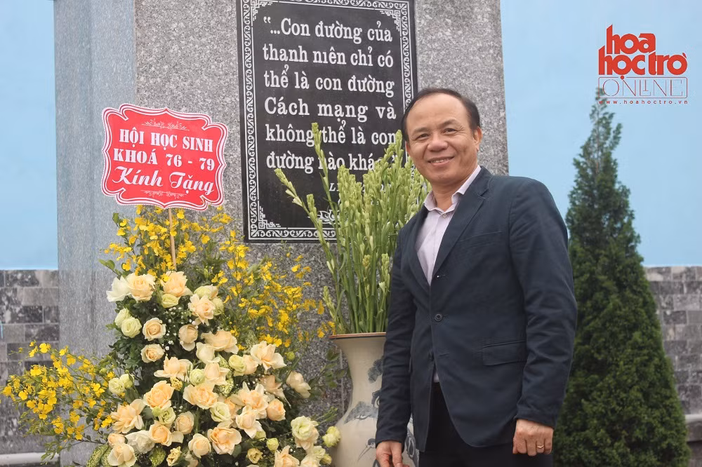 Chú Nguyễn Quốc Triển - Phó Tổng biên tập báo Sinh viên Việt Nam - Hoa Học Trò cũng là một cựu học sinh khóa 76 - 79 của trường đó nhé. Ảnh: Tuấn Linh