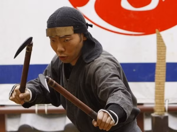 Một người biểu diễn cách dùng vũ khí của ninja.