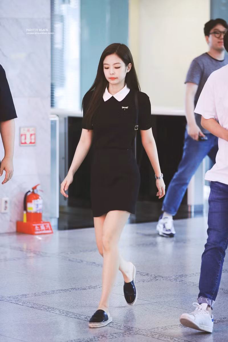 Nhưng thời gian gần đây, phong cách thời trang của Jennie lại tụt dốc đến đáng ngạc nhiên. Cô không còn khiến người hâm mộ trầm trồ bàn tán khen ngợi như trước kia.