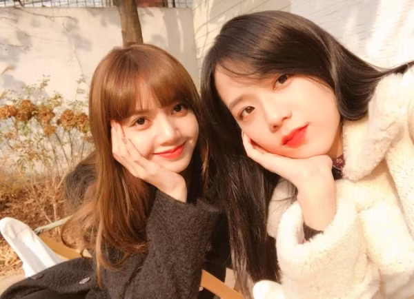 Lisa và Jisoo vốn rất thân thiết