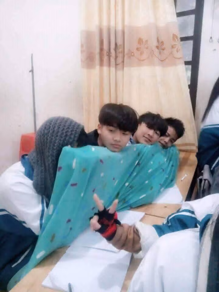 "Tình bạn chung chăn" ngày đông lạnh giá (Ảnh: Nguyễn Phương Đông).