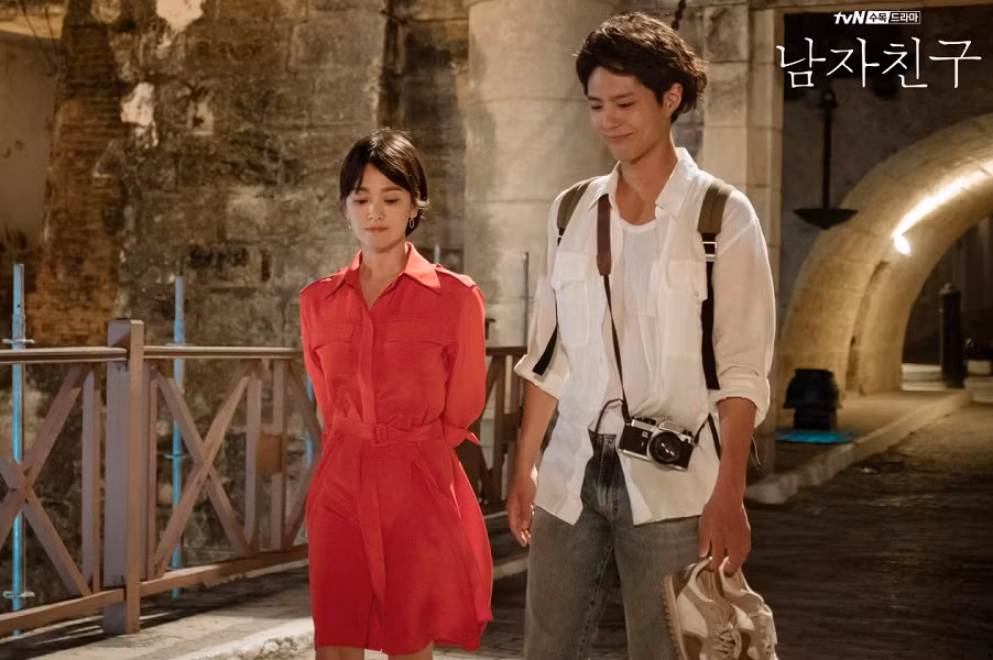 Sang tập đầu của Encounter, nhân vật của Park Bo Gum xuất hiện với kiểu tóc còn dài hơn Song Hye Kyo. Rất may là cảnh sắc Cuba quá đẹp, nên dân tình mải ngắm cảnh mà quên soi chuyện tóc tai của Bo Gum.