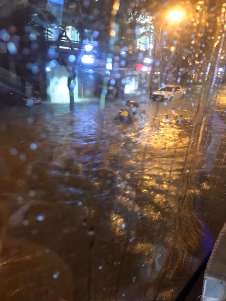 Bức ảnh chụp qua ô cửa kính xe bus.