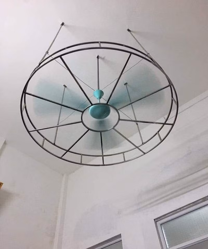 Chiếc lồng sắt được nhà trường gia cố với mục đích tránh quạt trần rơi.