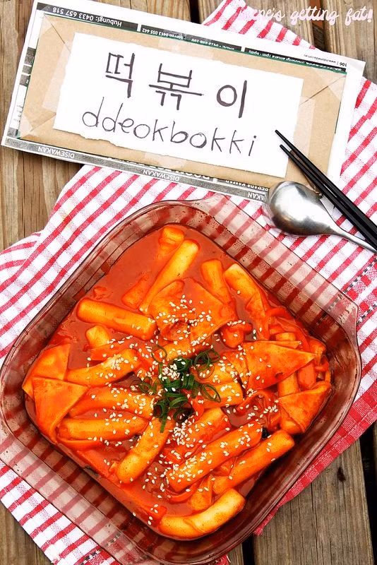 Bánh gạo - món ăn bình dân được bày bán ở khắp các quầy hàng trên đường phố Hàn Quốc. Món ăn nổi tiếng là “rất cay” này bao gồm những miếng bánh gạo dài thái nhỏ kèm chả cá và nước sốt chua ngọt, kim chi.