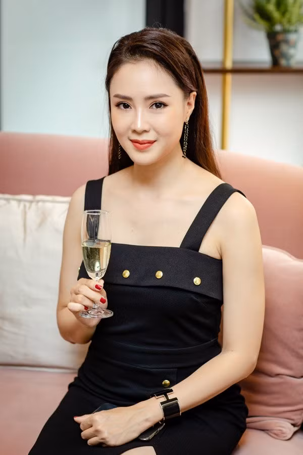 Bạn diễn của Mạnh Trường trong bộ phim Cả một đời ân oán - nữ diễn viên Hồng Diễm cũng là một trong những gương mặt sáng giá của phim truyền hình Việt hiện nay. Đảm nhận nhân vật Dung, vợ của Đăng trong Cả một đời ân oán, Hồng Diễm đã lấy đi không ít nước mắt của khán giả với cuộc đời lắm éo le, sóng gió của mình sau khi về làm dâu của tập đoàn Vũ Gia.