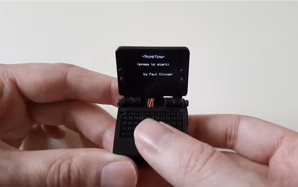 ThinkTiny sử dụng bộ điều khiển siêu nhỏ (microcontroller) ATtiny1614 và trang bị màn hình OLED độ phân giải 128 x 64.