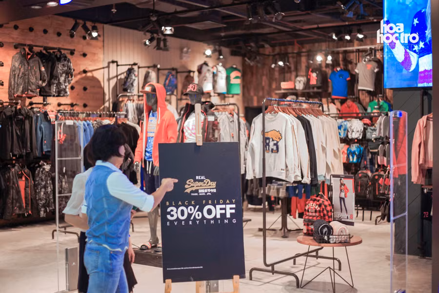 Tuy nhiên có một số cửa hàng dù đã treo biển sale nhưng vẫn vắng bóng khách.