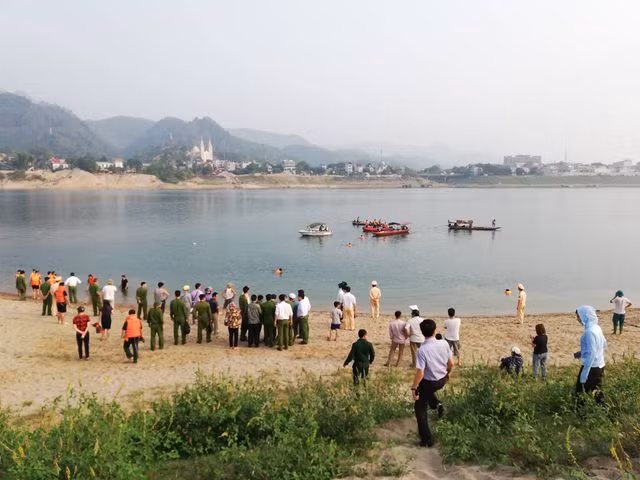 Lực lượng chức năng tìm kiếm các nạn nhân.
