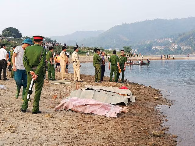 16h40, cơ quan chức năng đã dừng tìm kiếm và chuyển sang làm công tác khám nghiệm điều tra.