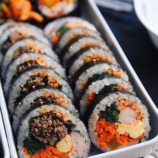 Gimbap - Cơm cuốn lá rong biển.