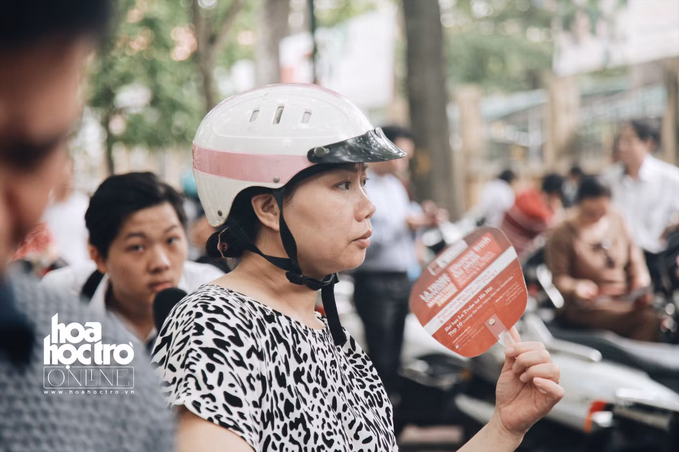 Những hình ảnh xúc động trong mùa thi: “Con cứ yên tâm, có cha mẹ ở đây rồi!” ảnh 2 Những hình ảnh xúc động trong mùa thi: “Con cứ yên tâm, có cha mẹ ở đây rồi!” ảnh 2