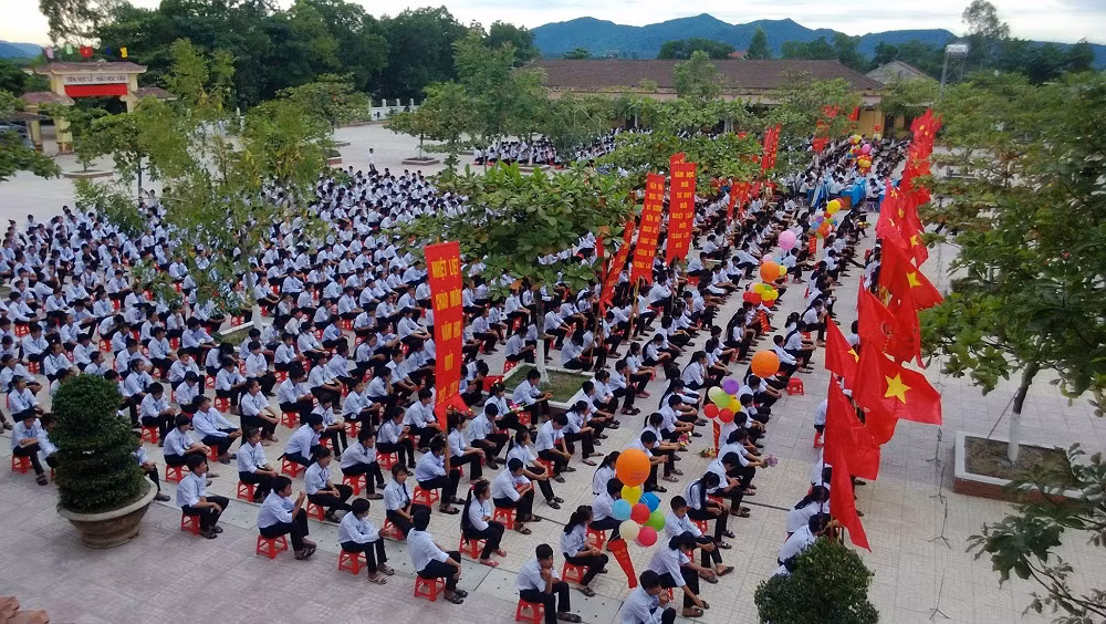 Trường THPT Hà Huy Tập - Hà Tĩnh, nơi chúng tôi gửi lại những kỷ niệm đẹp của tuổi học trò, tình bạn, tình thầy trò. Cũng dưới mái trường này, chúng tôi được lớn lên và trưởng thành hơn.