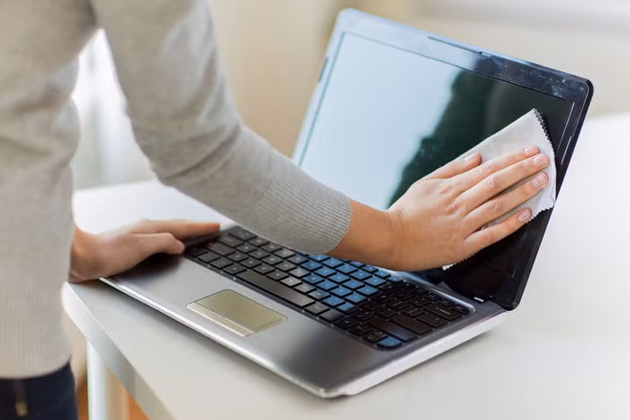 Ngoài điện thoại, bạn cũng nên chú ý vệ sinh cho bàn phím máy tính hoặc laptop, chuột vì đây cũng là nơi trú ngụ của nhiều virus gây hại, trong đó có virus corona. (Ảnh: Shutterstock)
