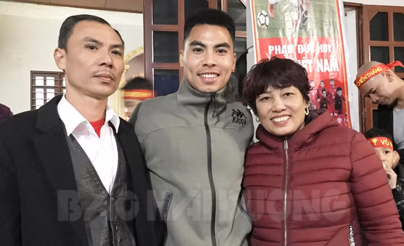 Đức Huy chụp ảnh cùng bố mẹ khi về thăm nhà sau AFF Cup 2018. (Ảnh: Báo Hải Dương)