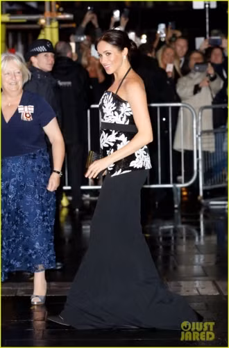 Tối qua (19/11), Công nương Meghan Markle cùng Hoàng tử Harry tới dự sự kiện The Royal Variety Performance tại London, Anh.