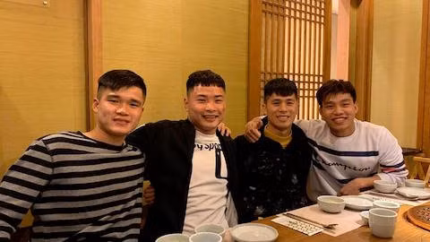Đình Trọng cùng 2 tuyền thủ Lục Xuân Hưng và Đặng Văn Tới đã "hội ngộ" Văn Thanh tại Hàn Quốc.