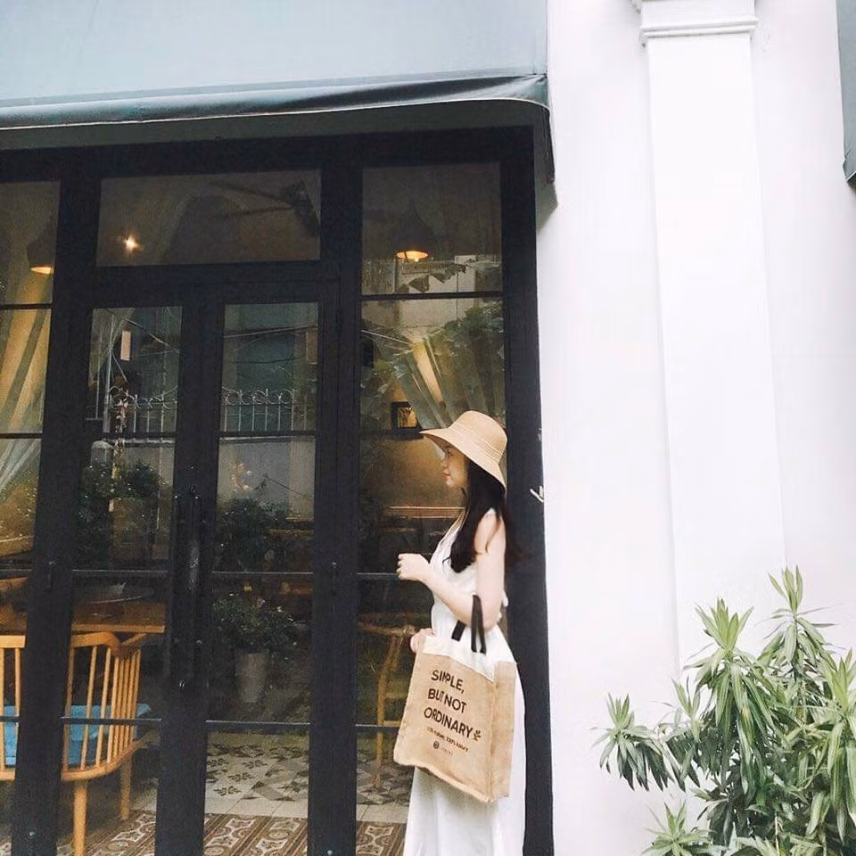 Túi vải đay có thể mix match với rất nhiều loại quần áo, váy vóc để tạo nên những outfit vô cùng sang chảnh, bắt mắt.