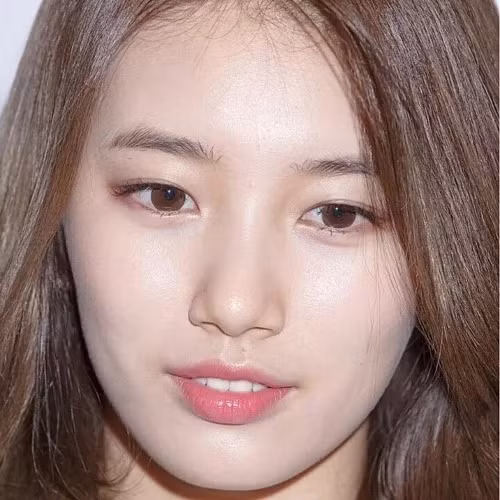Suzy cũng có da mặt trắng mịn, lỗ chân lông siêu bé. Cô nàng chỉ cần đánh lớp phấn mỏng, thoa chút son đã trở nên rạng ngời 
