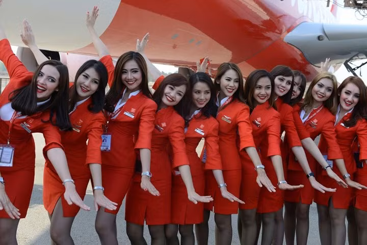 Dàn nữ tiếp viên của hãng hàng không giá rẻ Air Asia của Malaysia tại triển lãm hàng không dân dụng 2016 ở Ấn Độ.